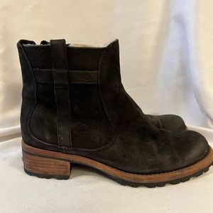 UGG Mercer 5507  black Nubuck suede booties, size 6 lined with genuine sheepskin
